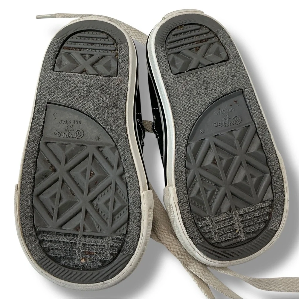 Converse Kids Black and White Star Sneakers Infants Size 5